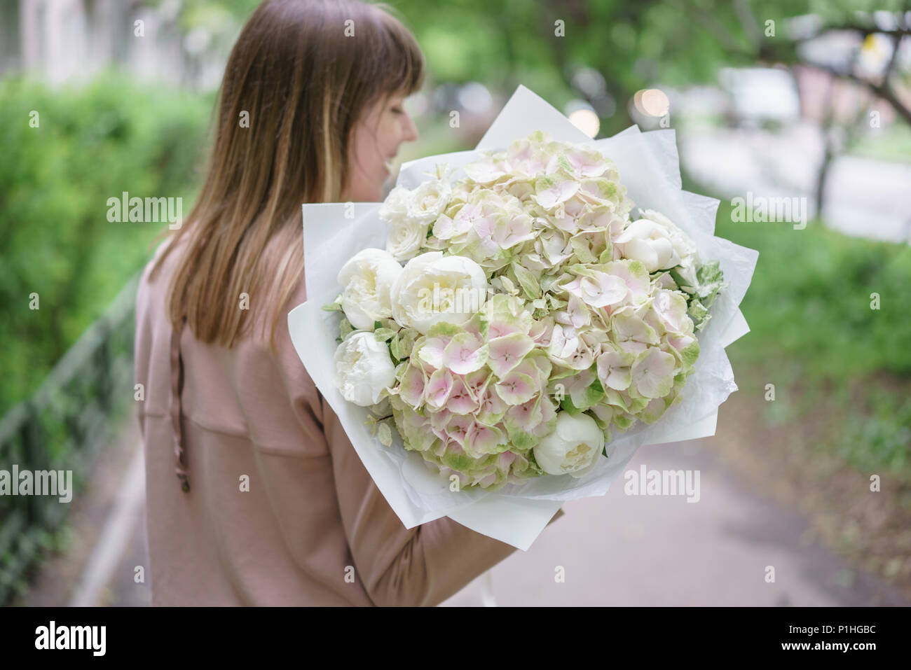 Jeune Fille Tenant Un Beau Bouquet De Printemps Arrangement