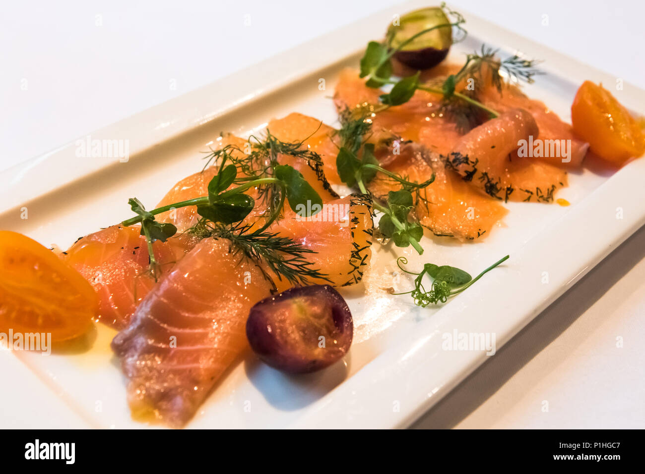 Une assiette de saumon Gravlax, scandinave guéri. Banque D'Images