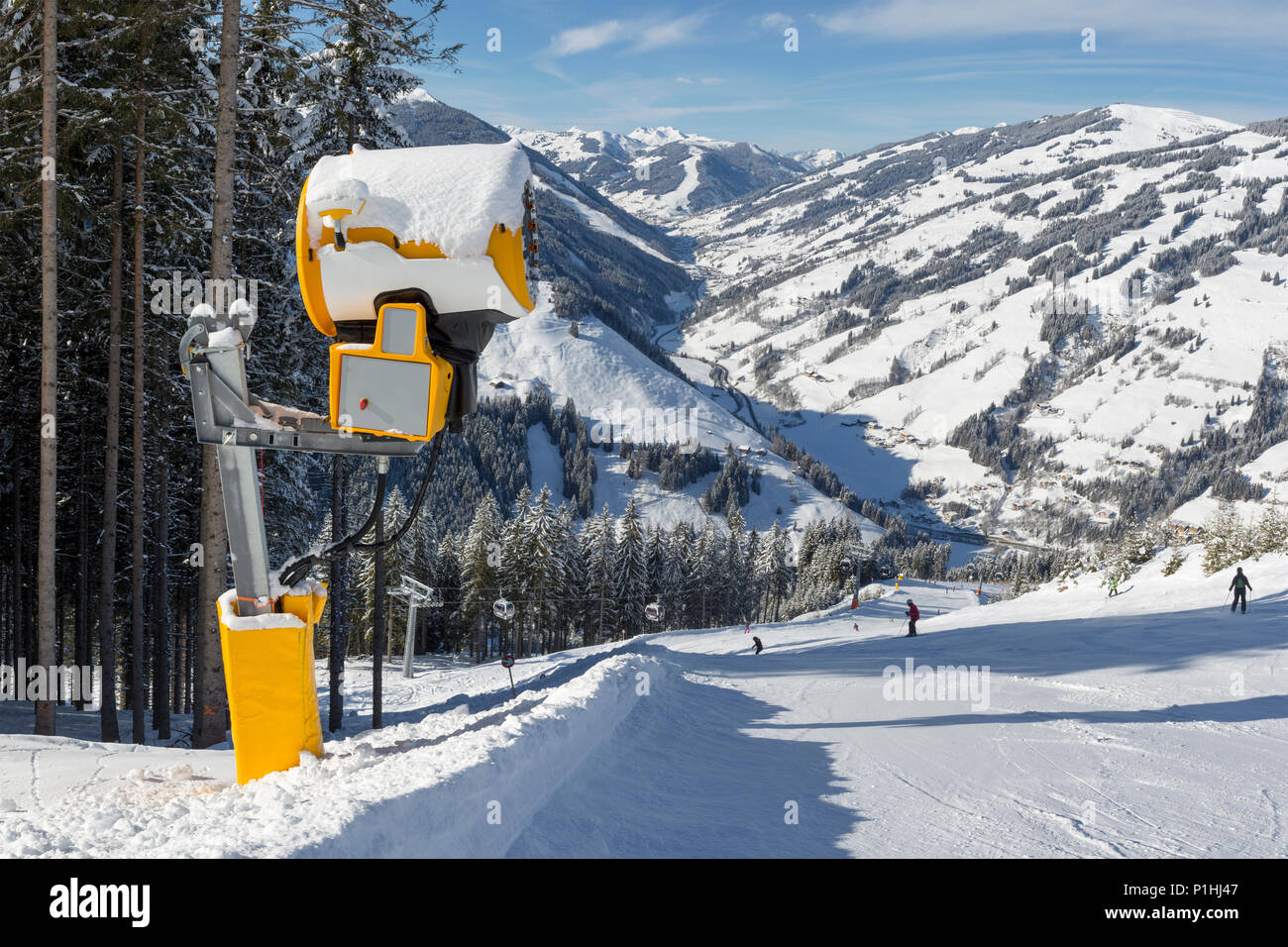 Un grand canon à neige sur le côté d'une pente de ski sur une journée ensoleillée à Zell Am See, Autriche. Banque D'Images
