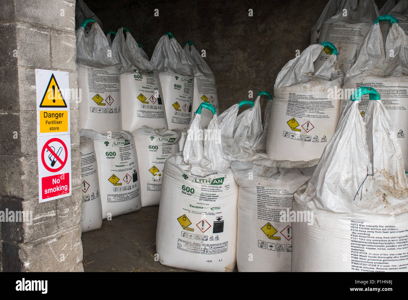 Entrée privée et avertissement sur un magasin d'engrais dans une ferme dans le West Yorkshire, au Royaume-Uni. Banque D'Images