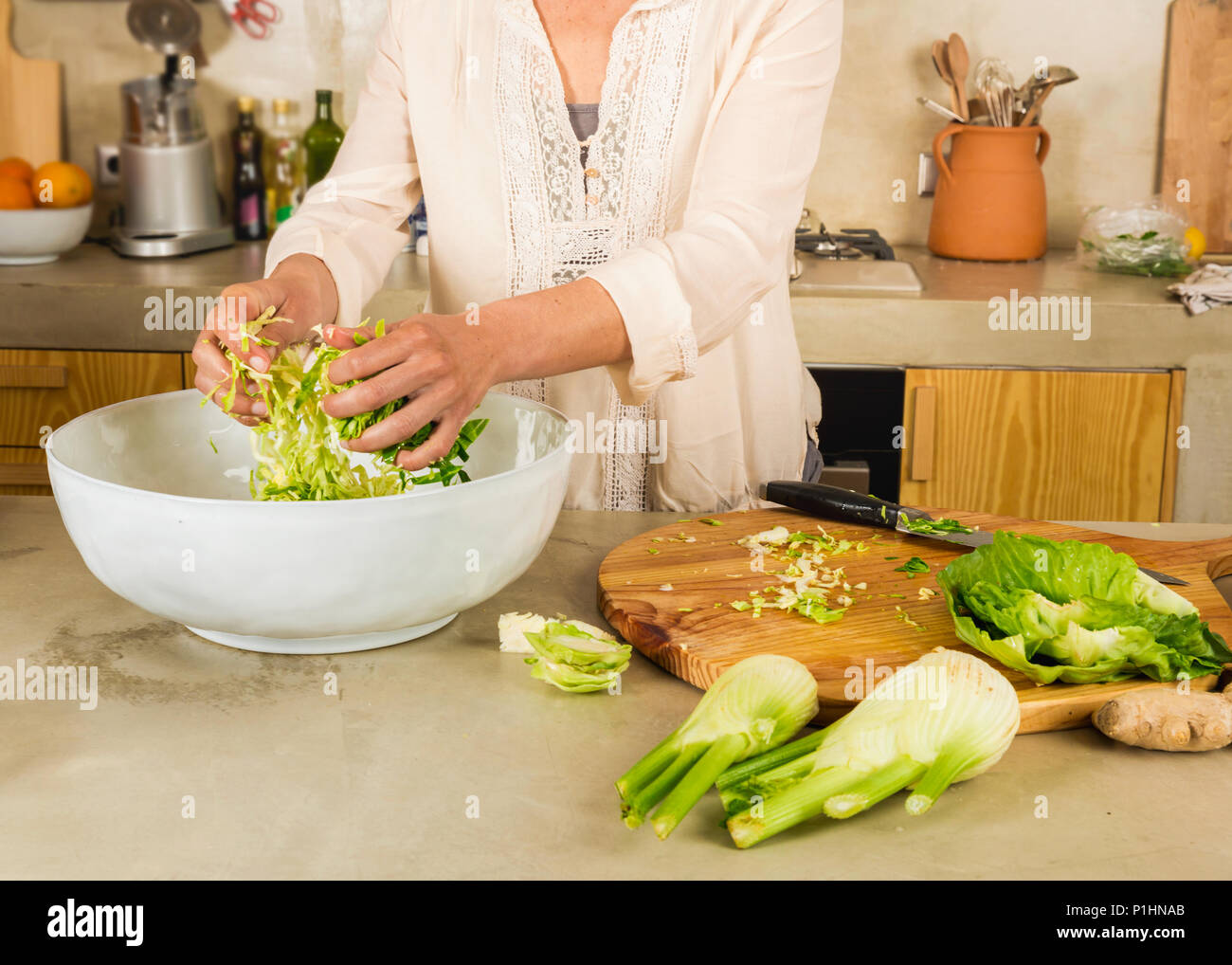 Préparer les légumes fermentés. Le kimchi de chou et de la choucroute chou aigre. Banque D'Images