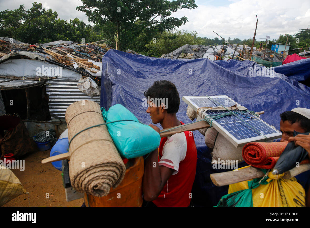 Une balade loin de Myanmar Rohingyas au Bangladesh, atteint à la camp de réfugiés de Kutupalong à Ukhiya à Cox's Bazar, Bangladesh Banque D'Images