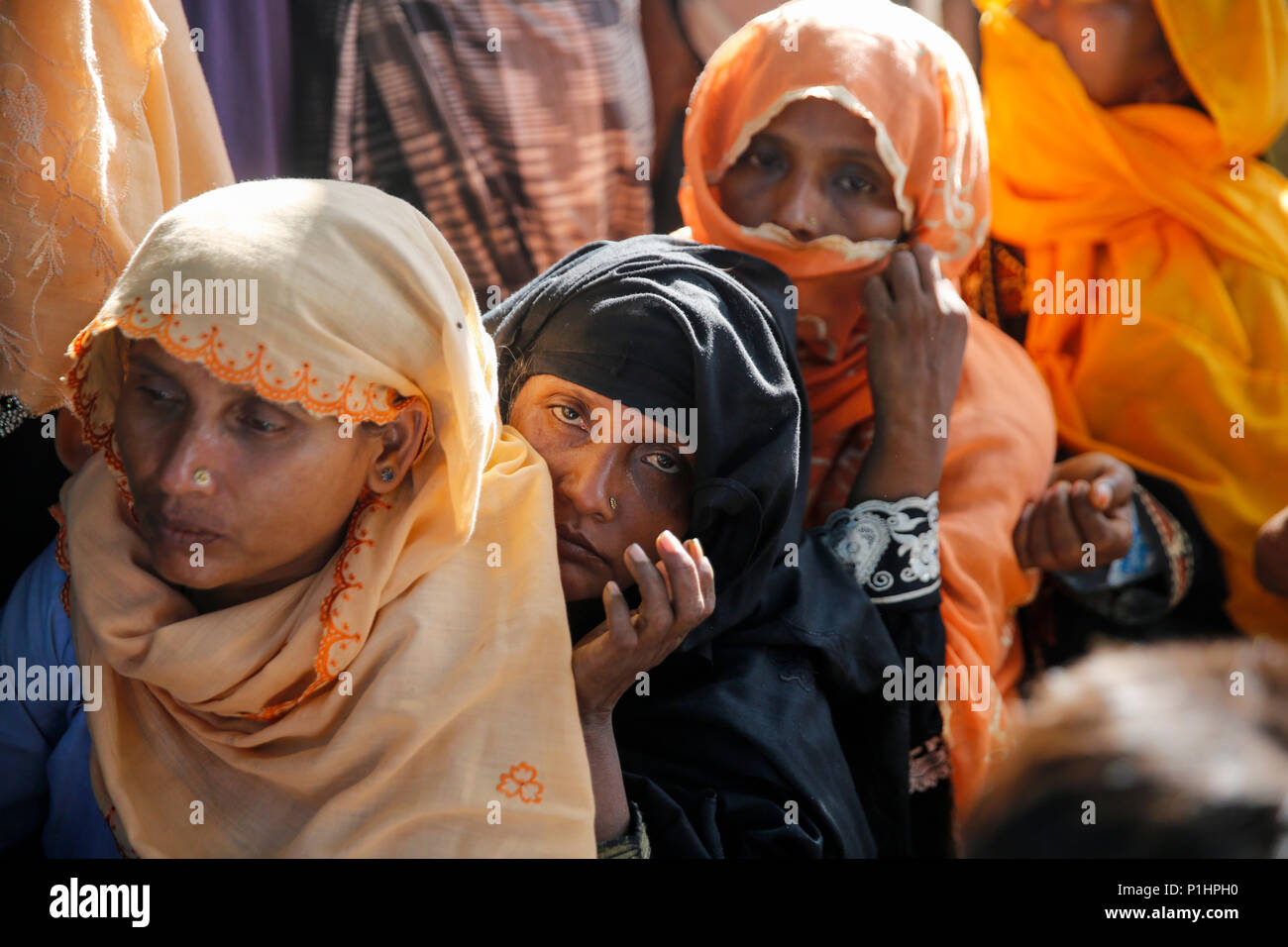 Réfugiés rohingyas attendre pour l'enregistrement biométrique au camp de réfugiés de Kutupalong à Ukhia à Cox's Bazar, Bangladesh Banque D'Images