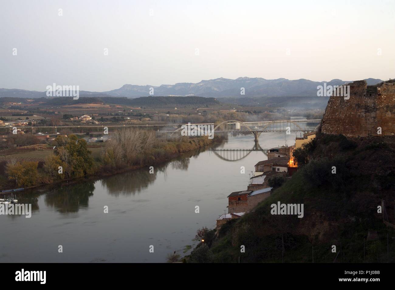 Espagne - Catalogne - Ribera d ?Ebre (district) - Tarragone. Mora d'Ebre, castillo y río Ebro. Banque D'Images