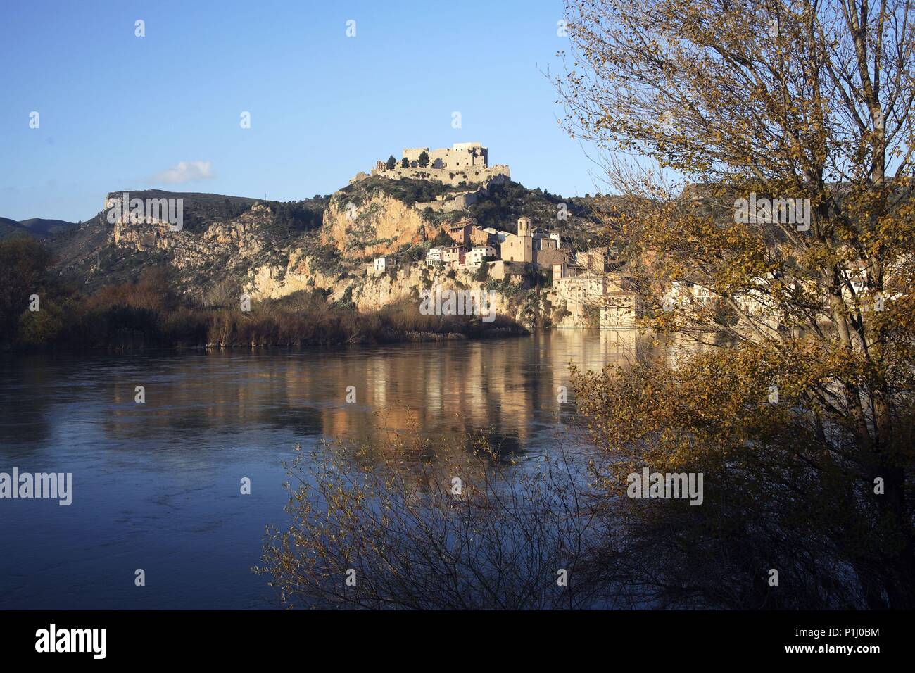 Espagne - Catalogne - Ribera d ?Ebre (district) - Tarragone. Miravet ; río ero / Ebre, pueblo y castillo templario. Banque D'Images