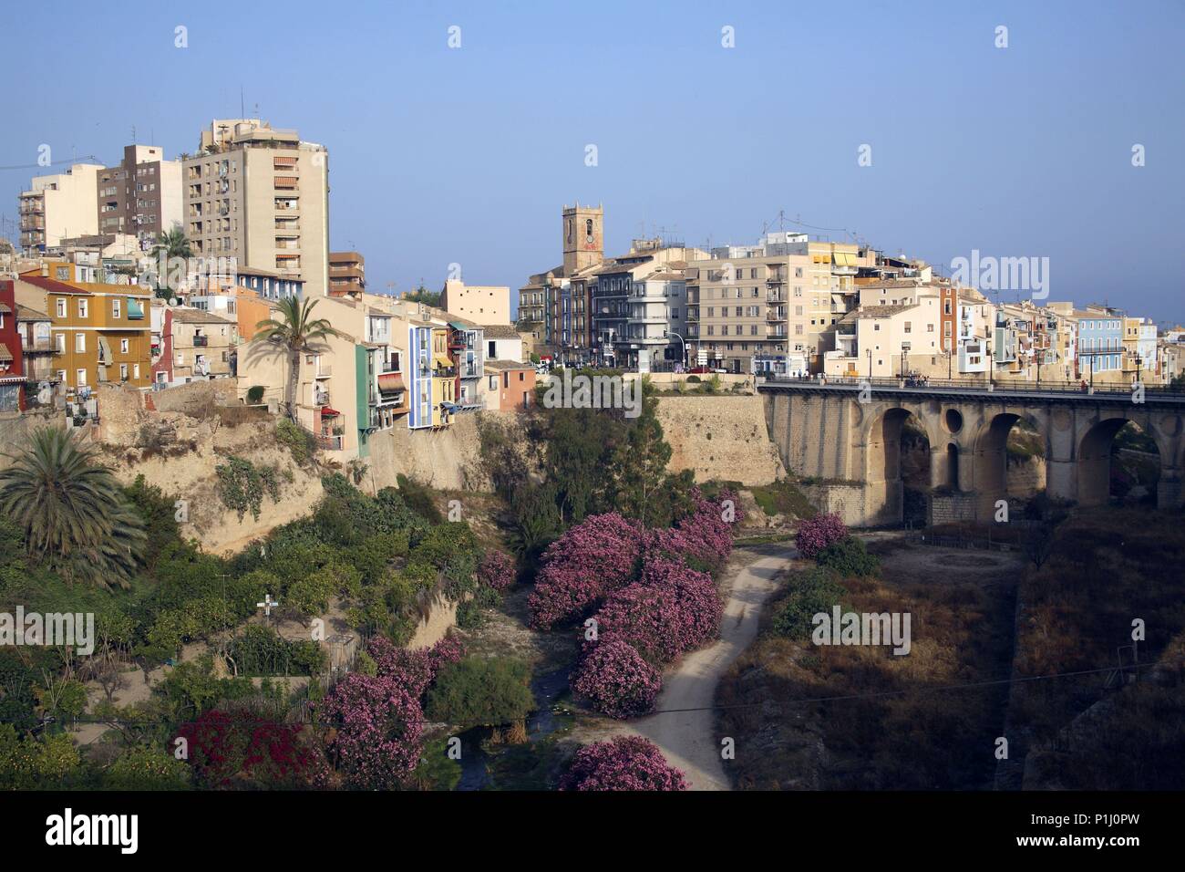 Espagne - région autonome de Valence - Marina Baixa (district) - Alicante. Vila Joiosa / Vilajoyosa ; Ribera del rio Amadorio y ciudad con fachadas coloreadas. Banque D'Images