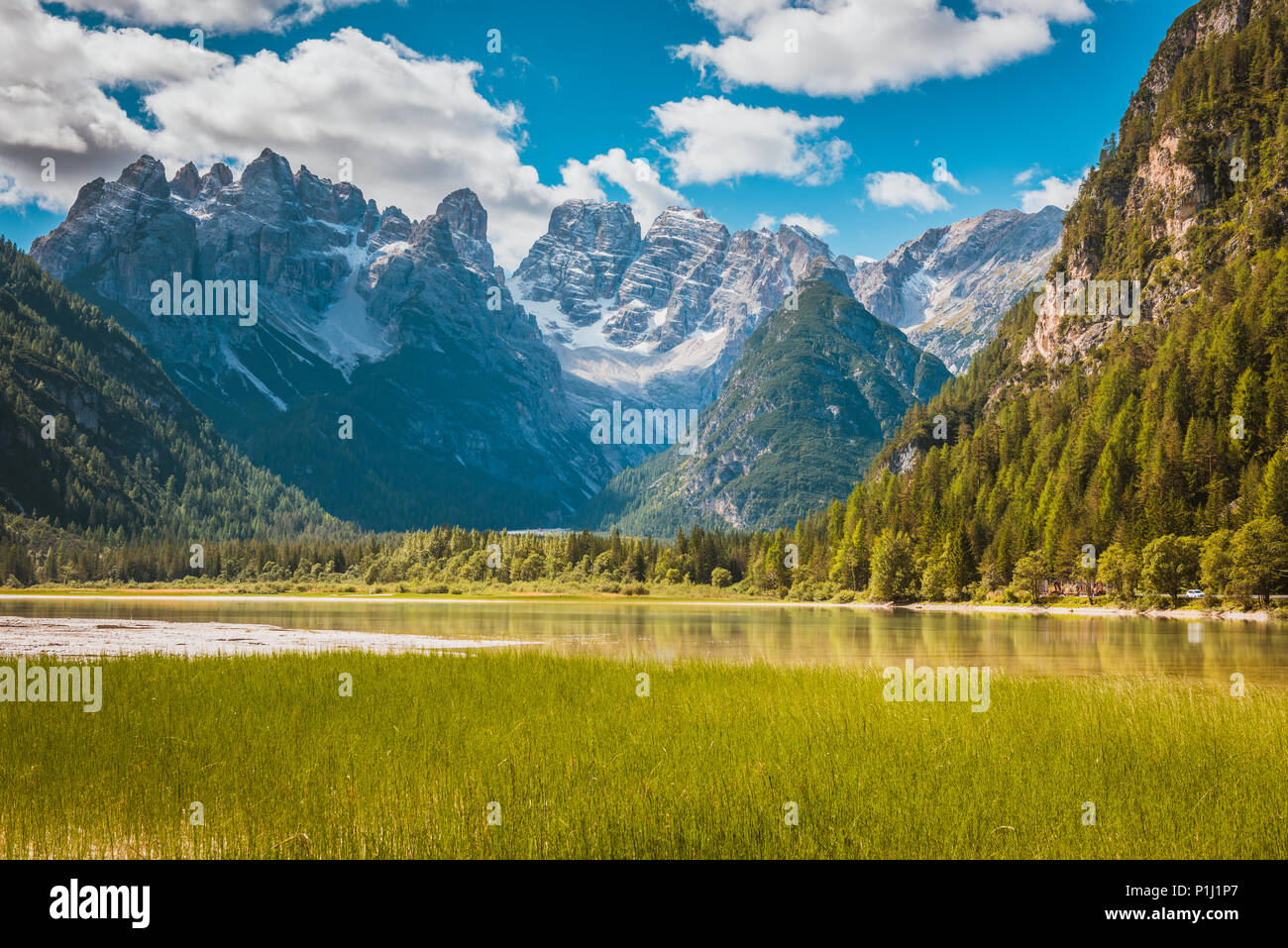 Beau lac de montagne à Dolomites Banque D'Images
