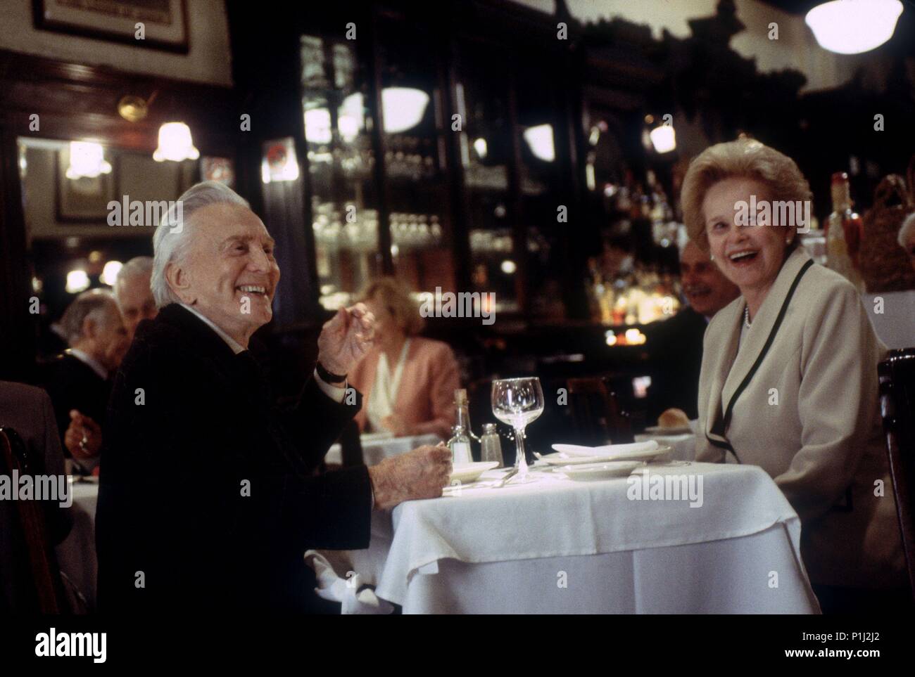 Titre original : il s'exécute dans la famille. Titre en anglais : il s'exécute dans la famille. Directeur de film : Fred Schepisi. Année : 2003. Stars : KIRK DOUGLAS ; DIANA DOUGLAS. Credit : Metro-Goldwyn-Mayer (MGM) / SCHWARTZ, Andrew / Album Banque D'Images