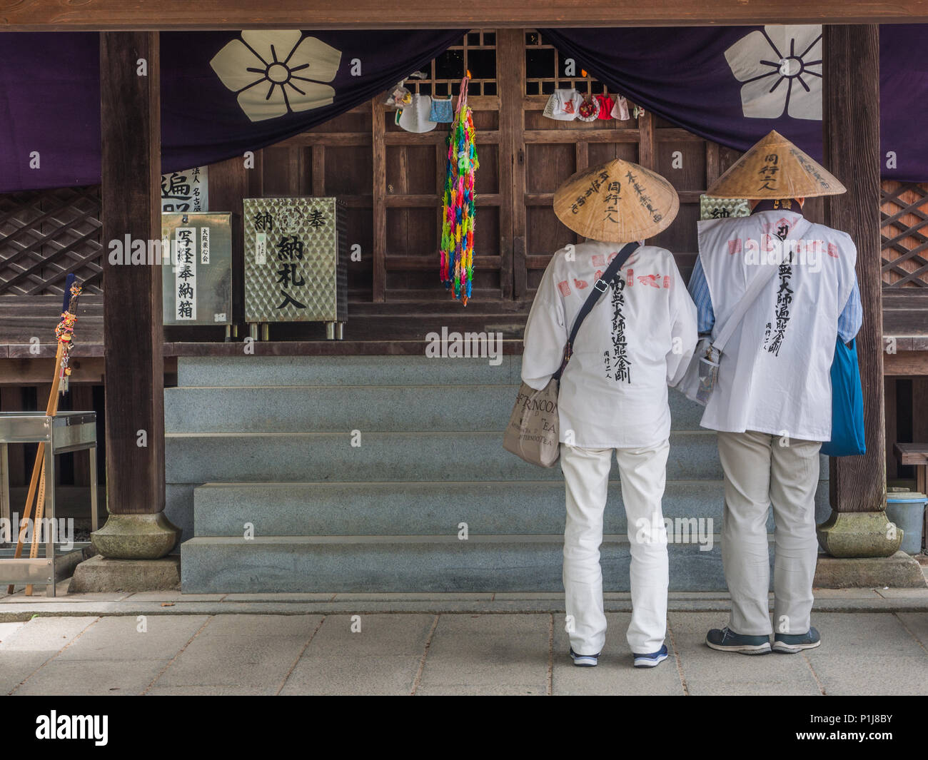 Henro pèlerins priaient à Daishido Taisanji 52, temple, Temple 88 Shikoku pèlerinage, Ehime, au Japon. Banque D'Images