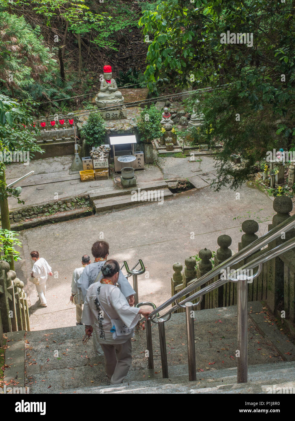 Henro pèlerins se rendant vers le bas, pas Taisanji 52 Temple, Temple 88 Shikoku pèlerinage, Ehime, au Japon. Banque D'Images