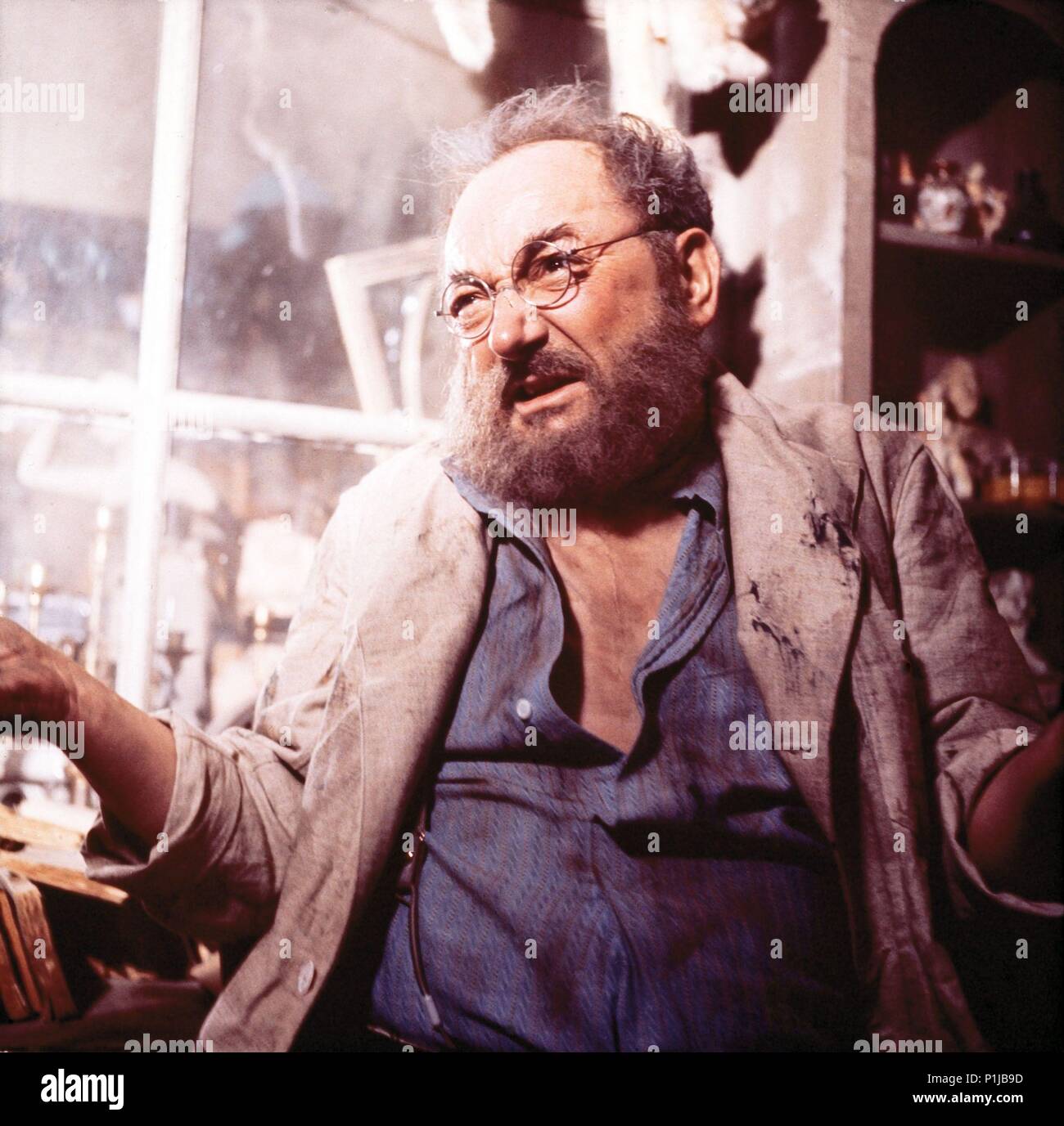 Titre original : LA METAMORPHOSE DES CLOPORTES. Titre en anglais : CLOPORTES. Directeur du film : PIERRE GRANIER-DEFERRE. Année : 1965. Crédit : LES FILMS DU SIECLE / Album Banque D'Images