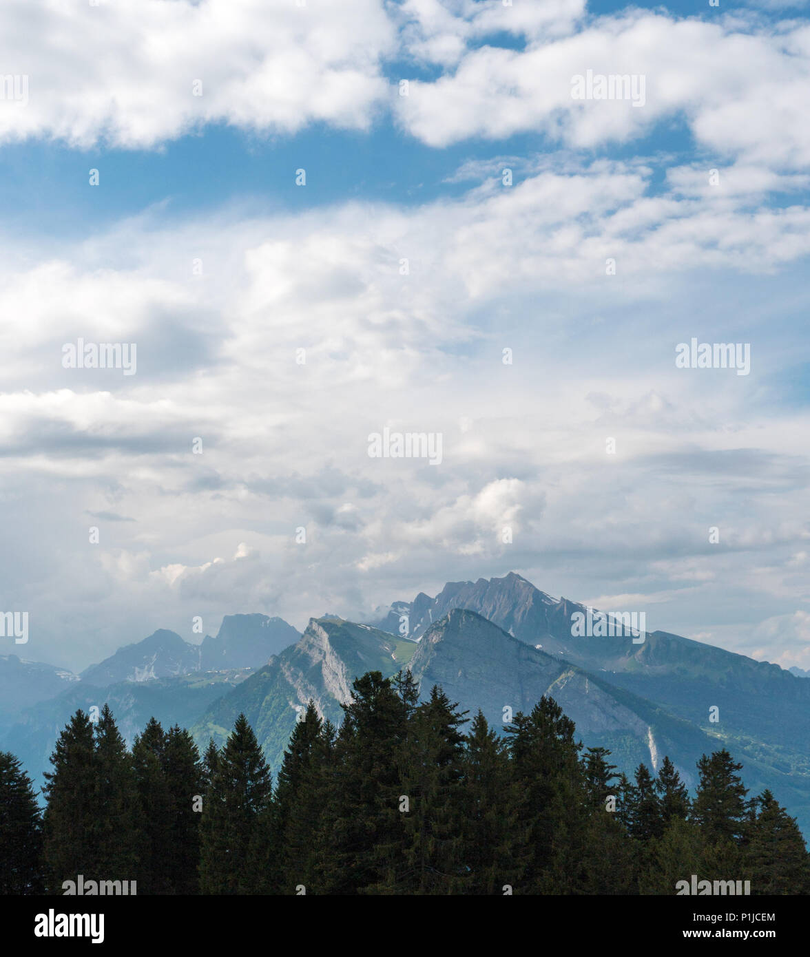 Superbe paysage de montagne avec une magnifique vue sur les Alpes Suisses Banque D'Images