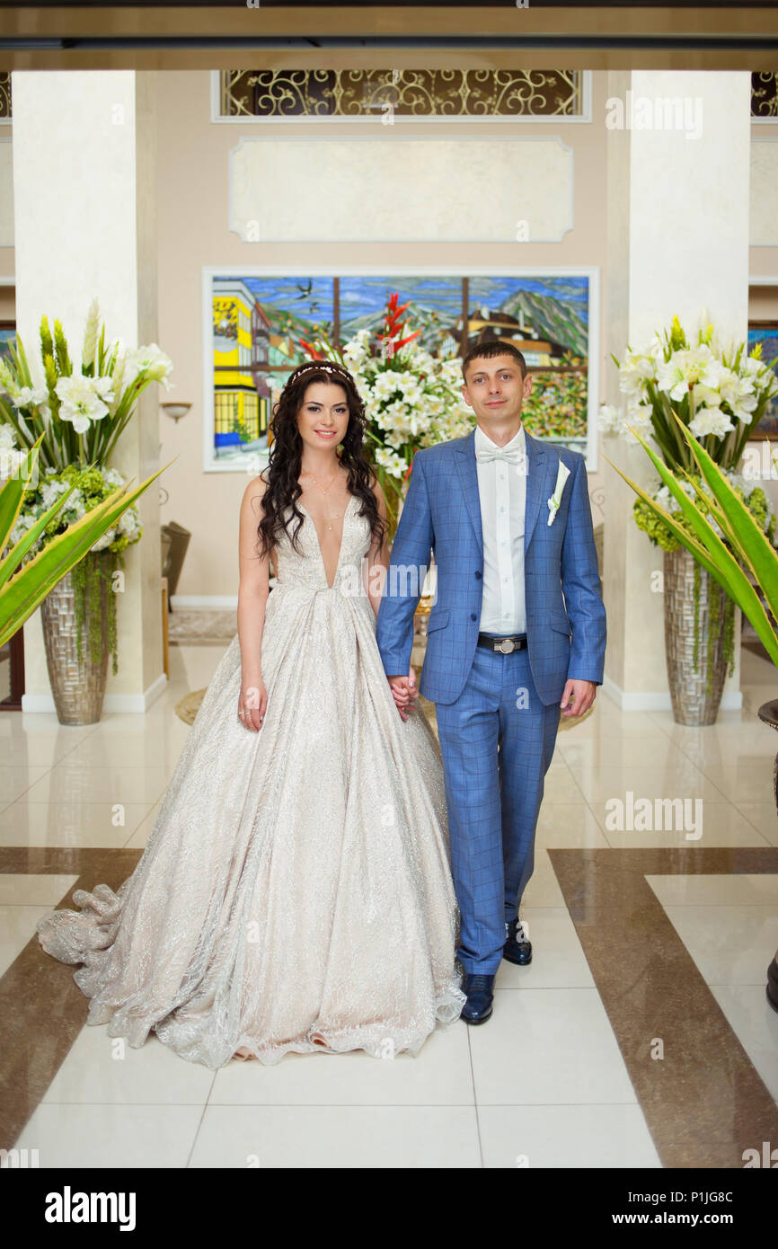 Belle jeune mariée et le marié sourire et la célébration de mariage Banque D'Images