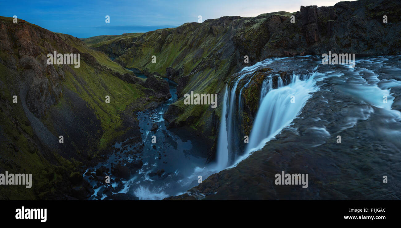 Fragifoss et cascade Canyon dans les hautes terres à l'heure bleue, Suthurland, Islande Banque D'Images
