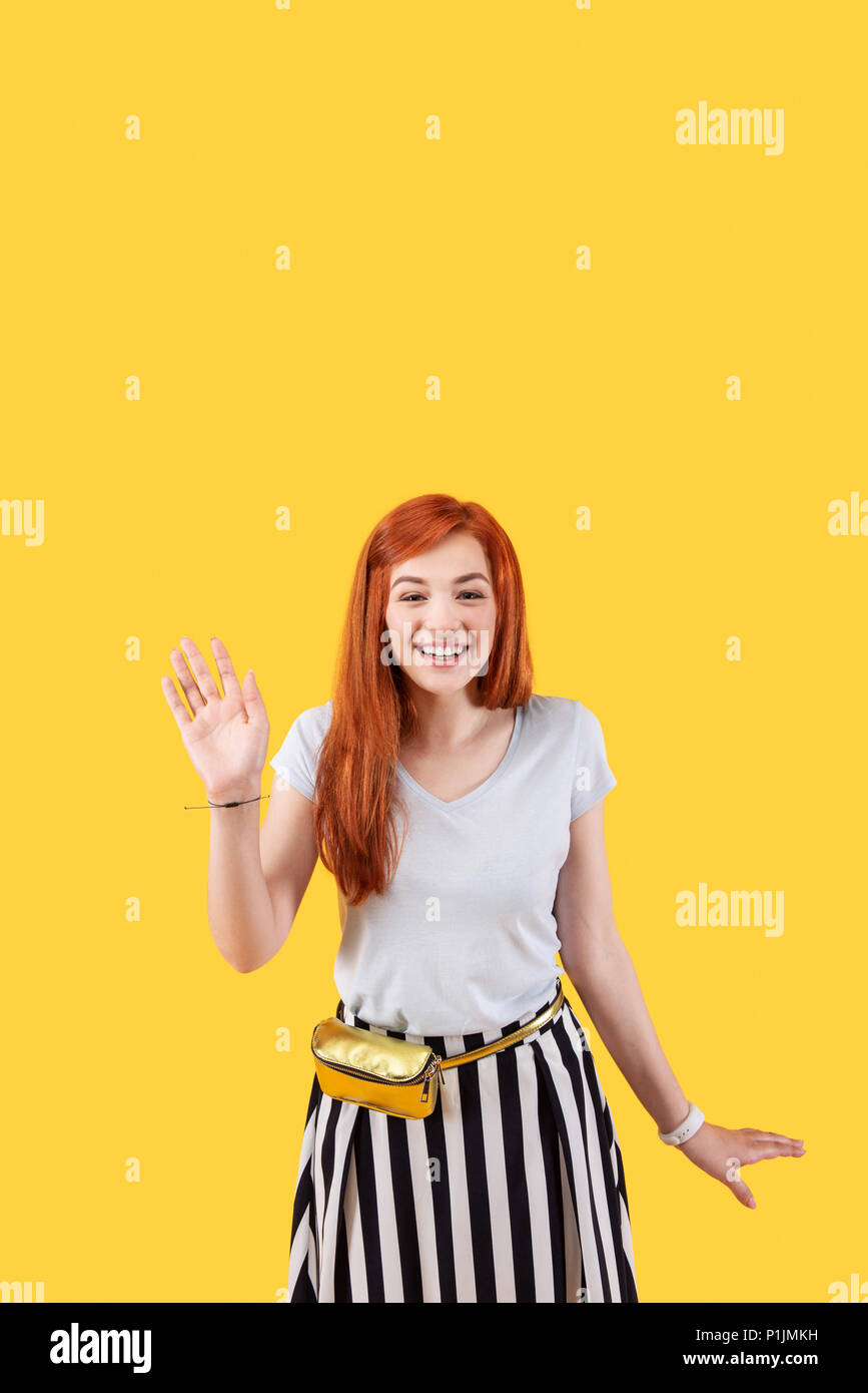 Joyeuse happy woman waving sa main Banque D'Images