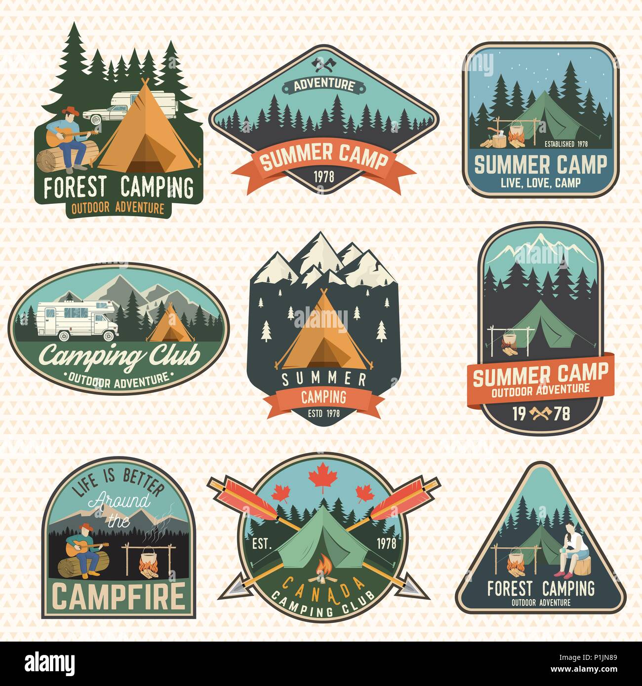 Ensemble de données du camping et de badges. Vecteur. Concept pour chemise ou logo, print, stamp, patch ou tee. Typographie vintage design avec remorque camp, man with guitar, forêt et montagne silhouette. Illustration de Vecteur