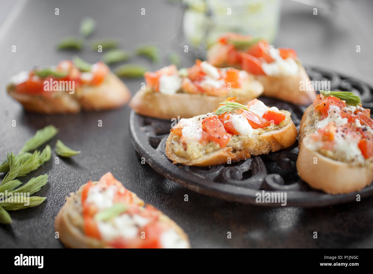 Bruschetta italienne avec pesto de pousses d'épinette, tomates et mozzarella Banque D'Images