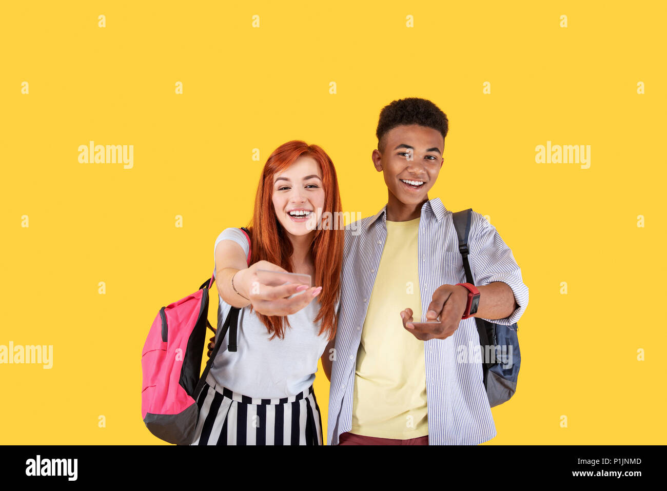 Cheerful heureux couple looking at you Banque D'Images