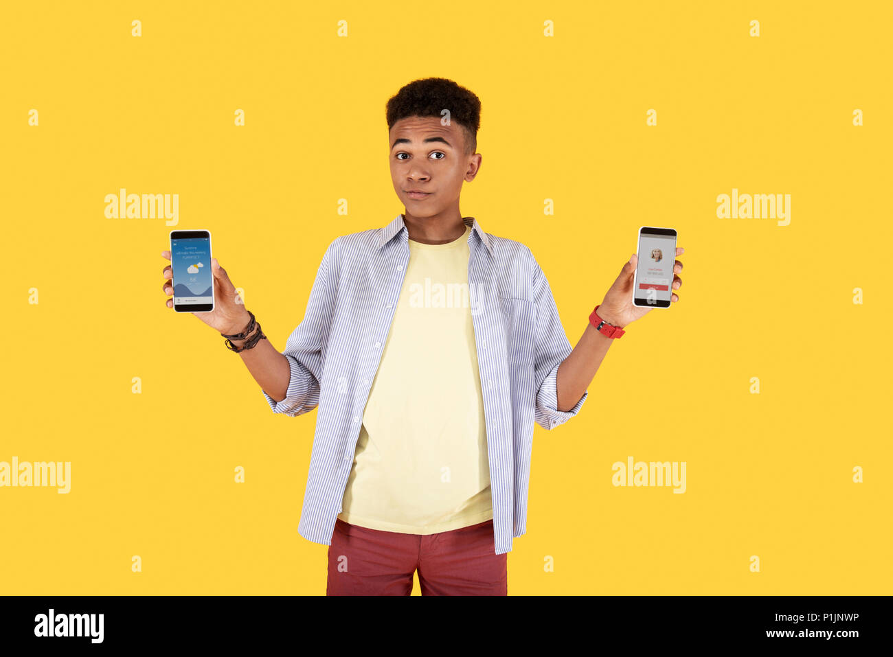 Agréable bonne à homme debout contre fond jaune Banque D'Images