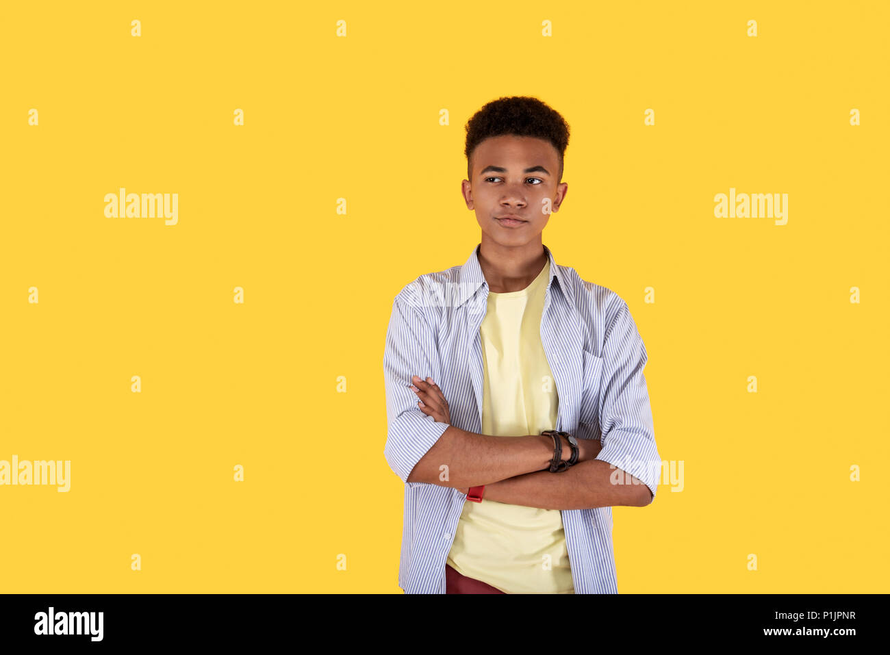 Agréable bonne à la croix a rendu l'homme debout Banque D'Images