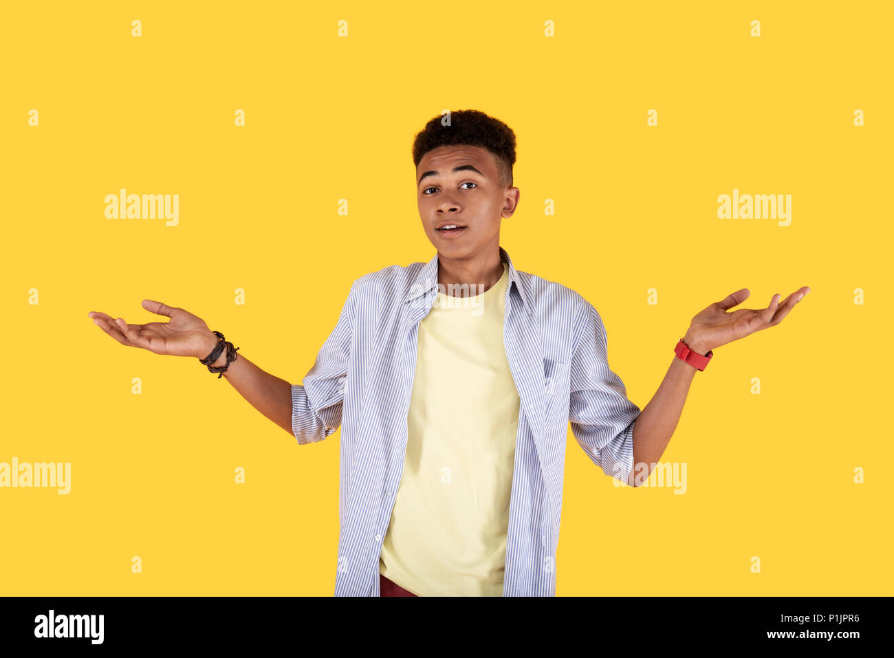 Bel homme agréable en vous regardant Banque D'Images