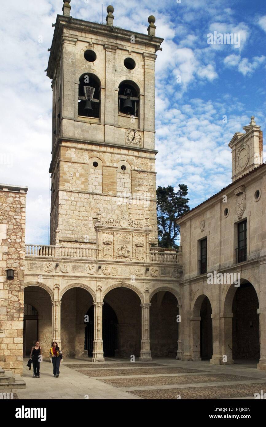 Burgos ; Hospital del Rey / Universidad ; arquitectura renacentista (siglo XVI) ; patio del Claustro e Iglesia. Banque D'Images