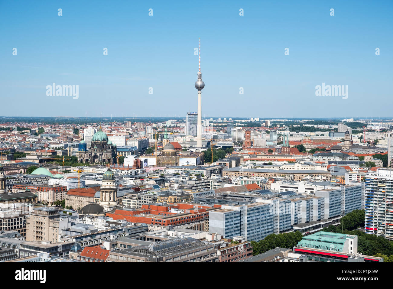 Toits de Berlin à l'égard de la tour de télévision Fernsehturm, Mitte, Berlin, Allemagne Banque D'Images
