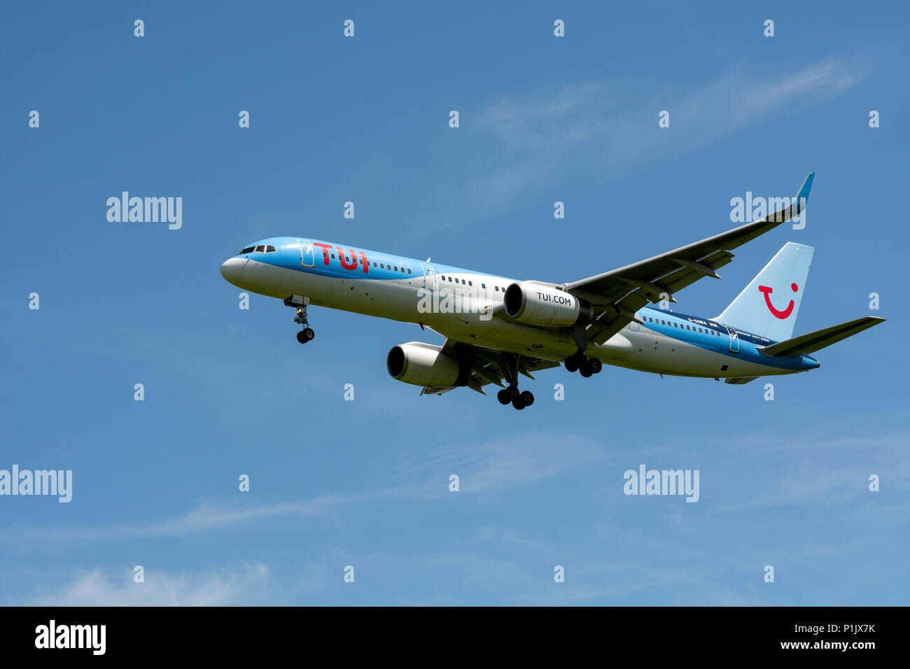 Tui Boeing 757-200 approche de l'aéroport de Birmingham, UK (G-OOBA) Banque D'Images