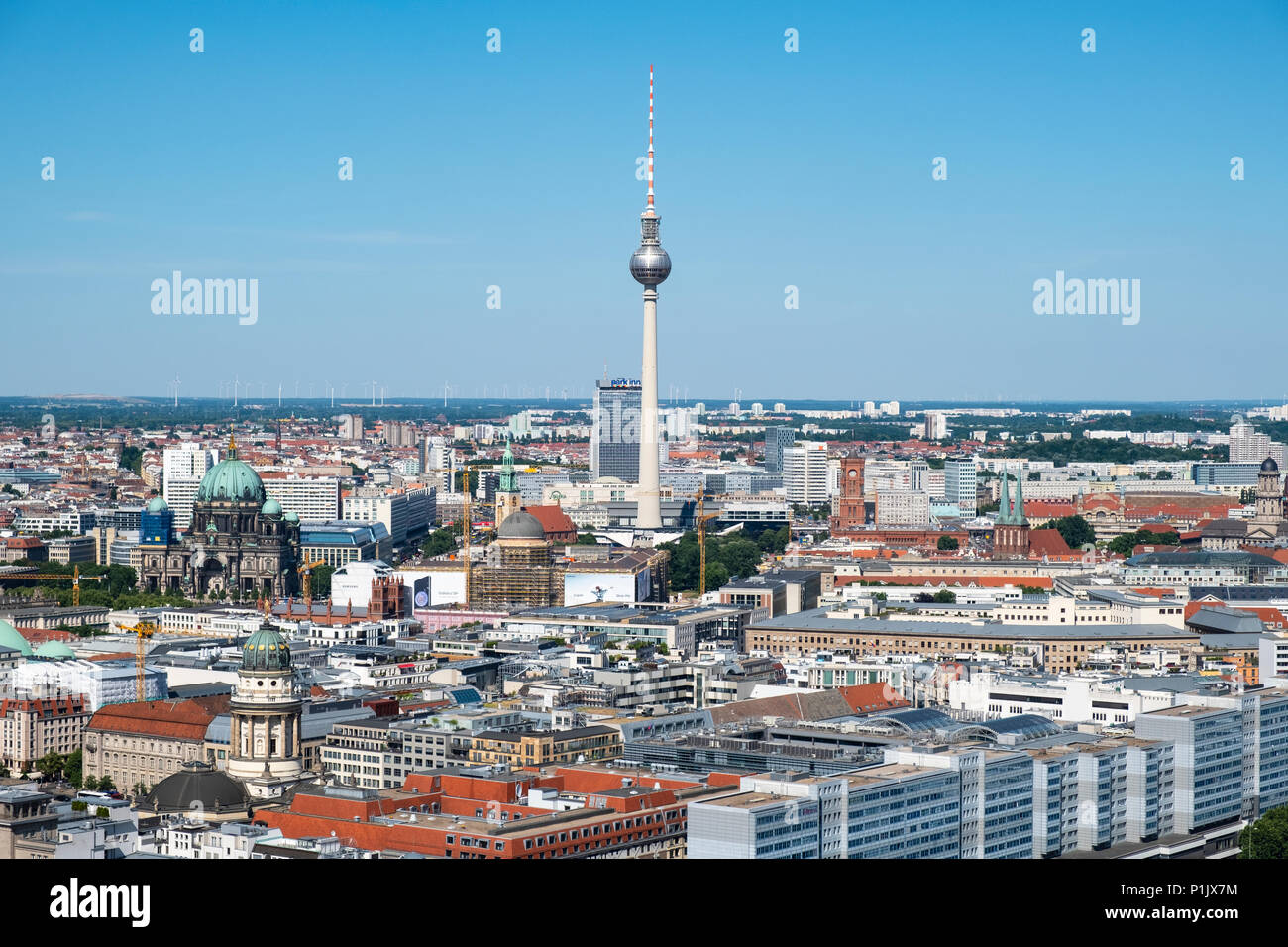 Toits de Berlin à l'égard de la tour de télévision Fernsehturm, Mitte, Berlin, Allemagne Banque D'Images