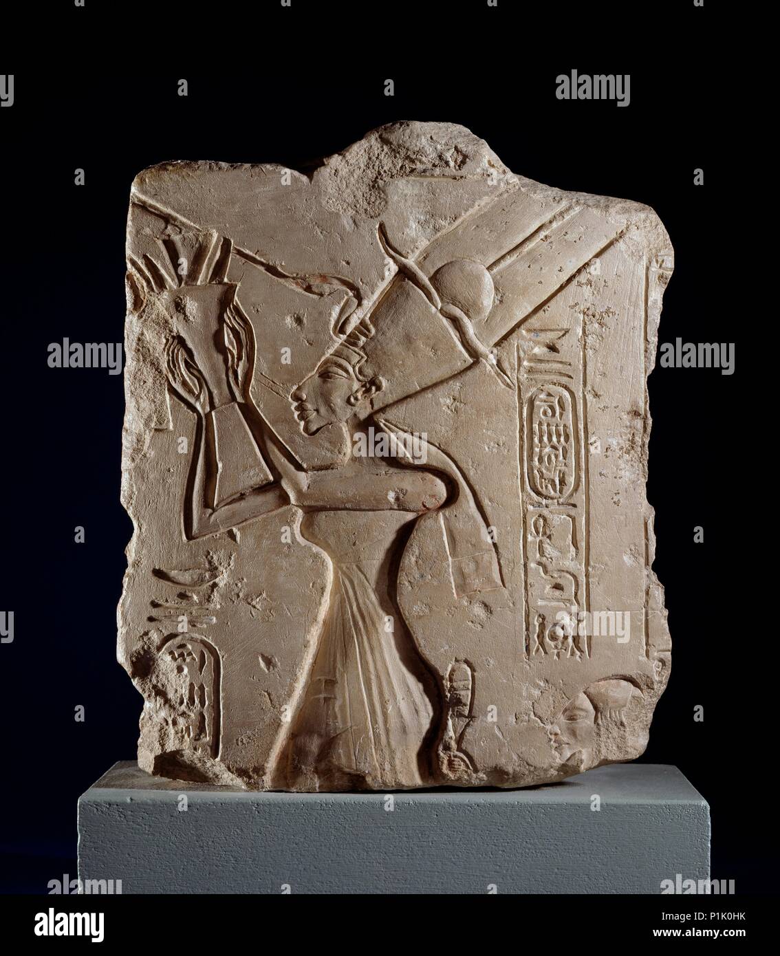 Fragment de calcaire de la reine Néfertiti offrant un bouquet d'Aton, XVIIIÈME Dynastie, c1540-1292BC Artiste : Inconnu. Banque D'Images