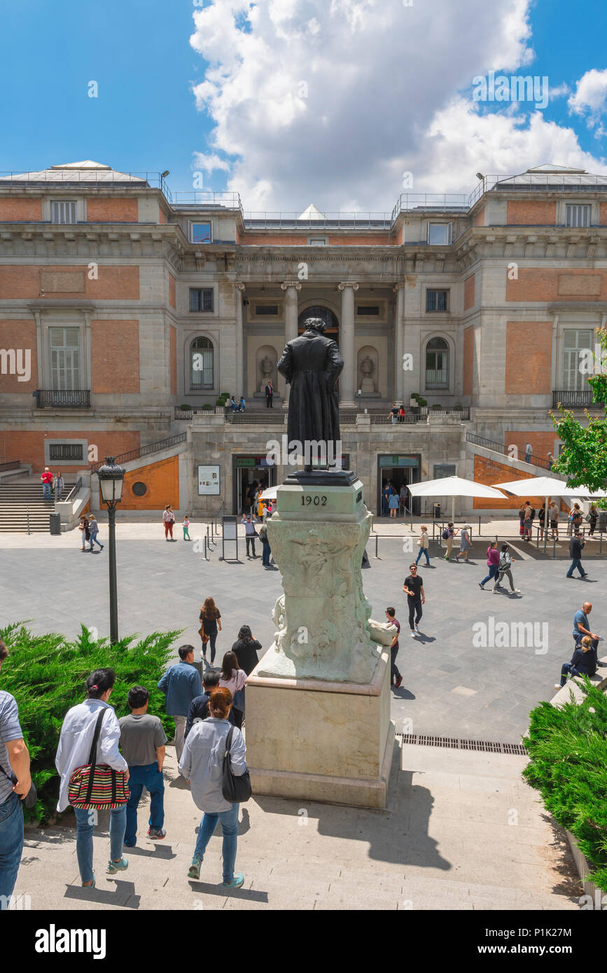 Madrid Prado, vue extérieure de l'arrière de la statue de Goya qui surplombe la Puerta de Goya Alta - une entrée principale du musée du Prado à Madrid. Banque D'Images