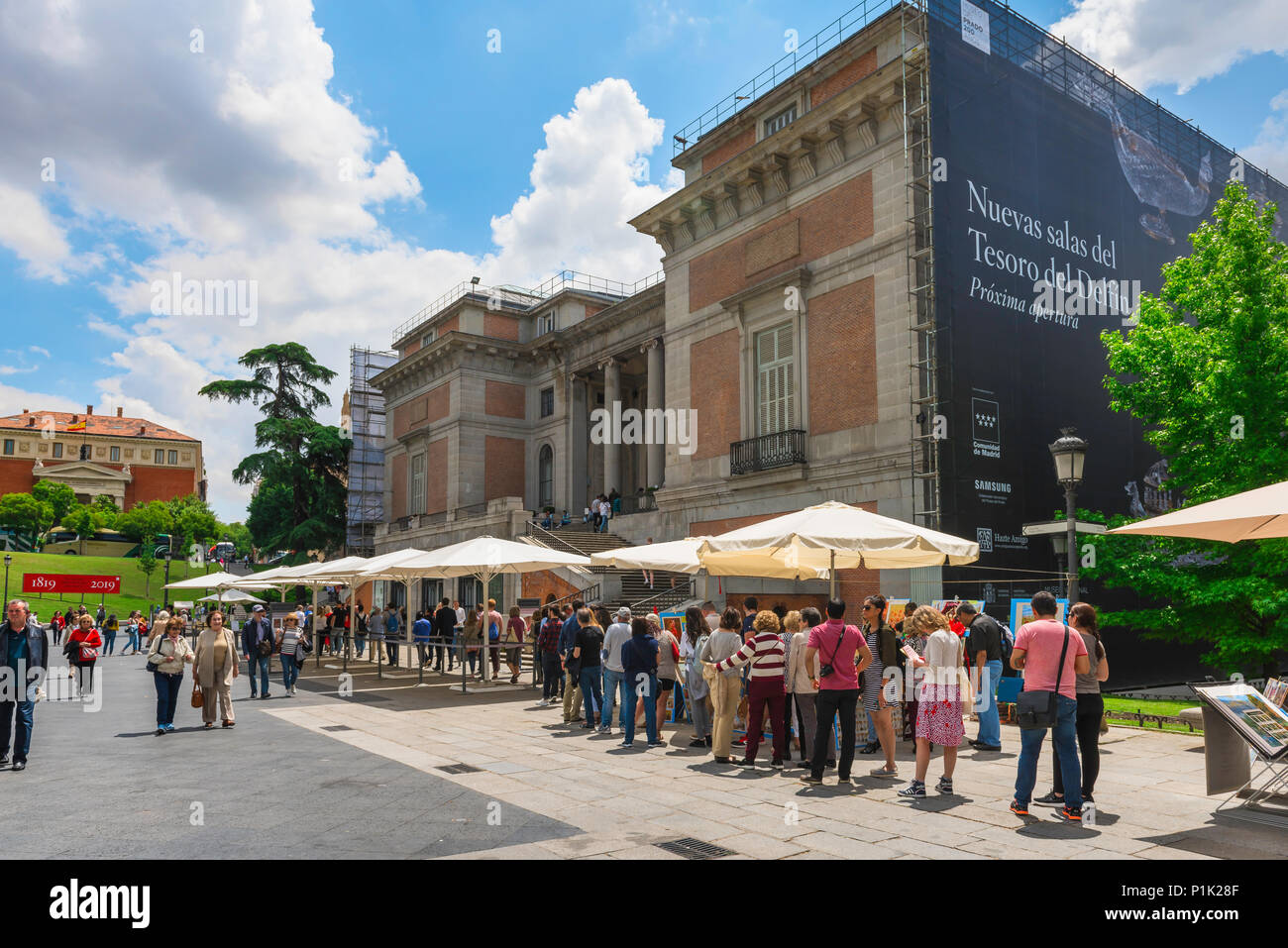 File d'attente touristique, vue sur les personnes qui font la queue pour des billets en dehors du bâtiment du Musée du Prado dans le centre de Madrid, en Espagne. Banque D'Images