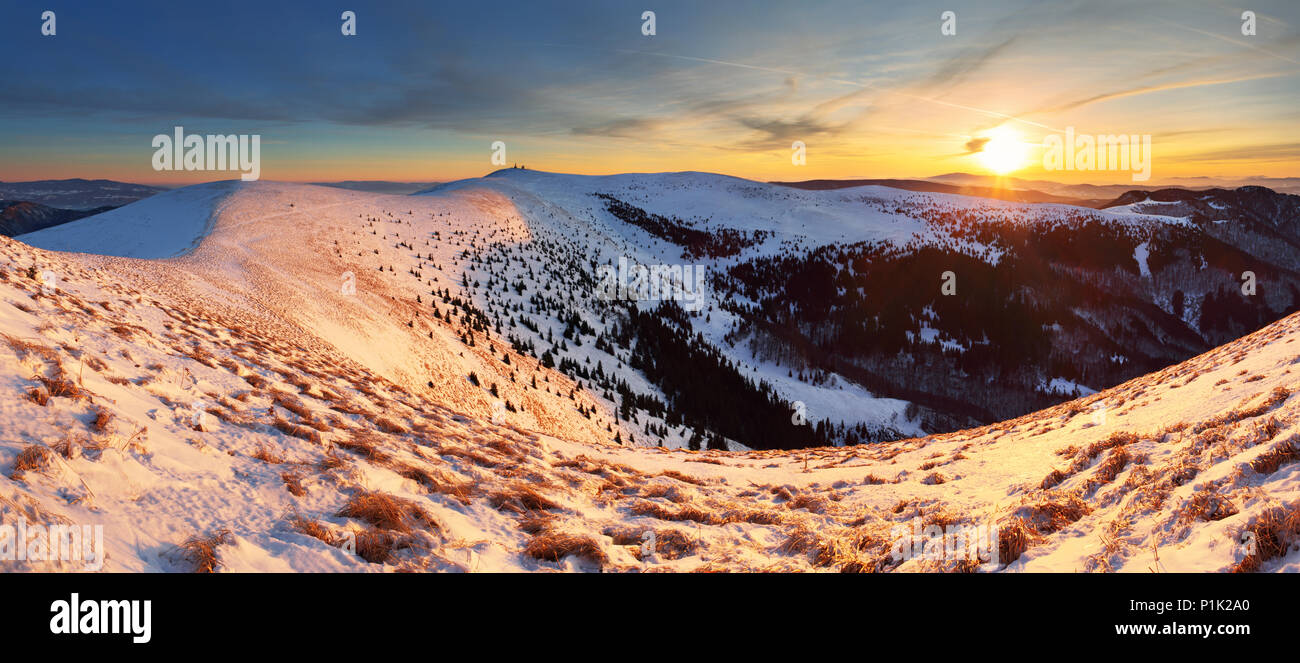 Montagnes hiver paysage panorama au coucher du soleil - Slovaquie - Fatra Banque D'Images
