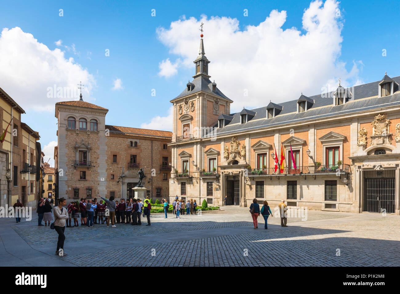 Madrid Plaza de la villa, vue de la Plaza de la Villa montrant l'Ayuntamiento (à droite) et la Torre de los Lujanes (gauche) le centre de Madrid, Espagne Banque D'Images