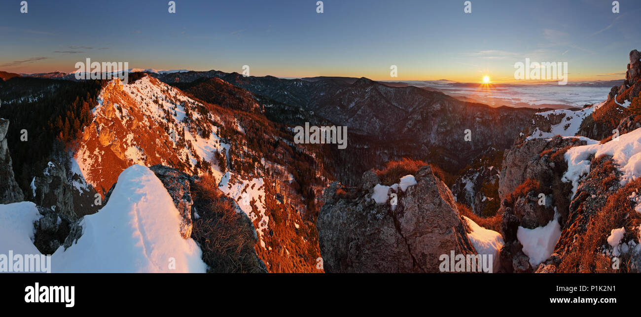 Avec le coucher du soleil d'hiver dans les forêts de Slovaquie Ostra pic Banque D'Images