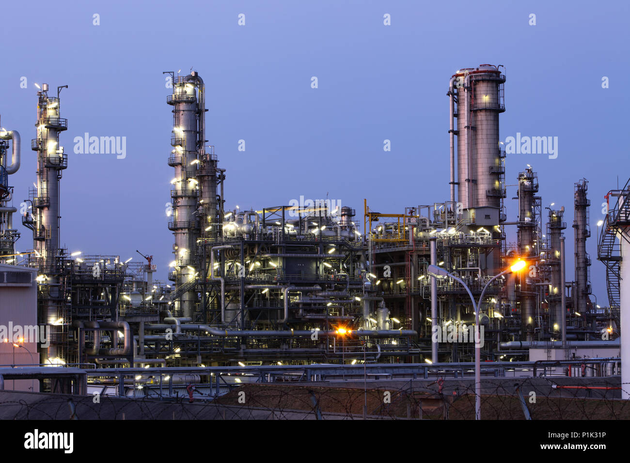 Industrie - L'usine de raffinerie de pétrole Banque D'Images