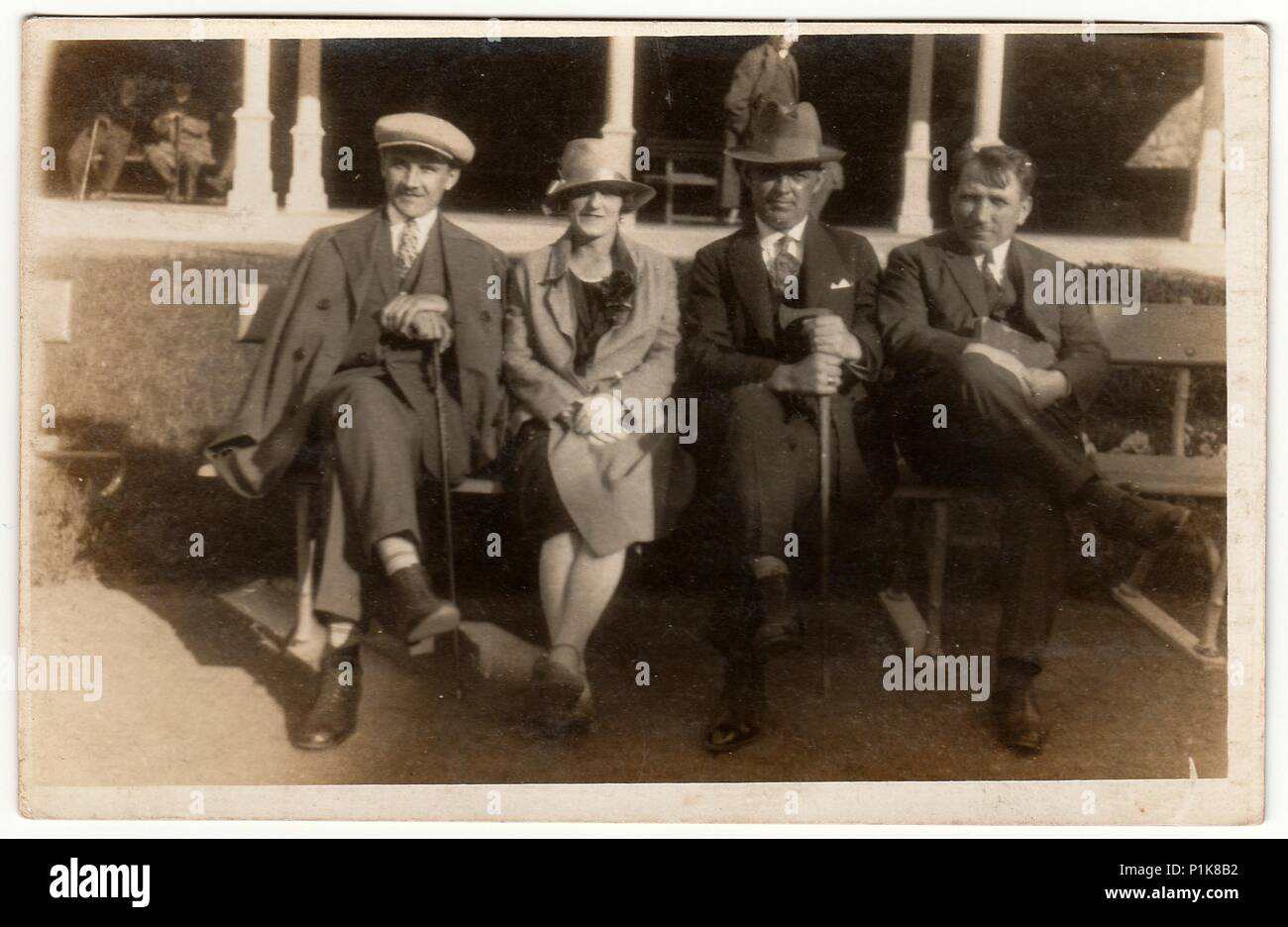 LUHACOVICE, RÉPUBLIQUE TCHÉCOSLOVAQUE - VERS 1940s: Photos d'époque, hommes et femmes s'assoient sur un banc dans une station thermale. Photographie d'antiquités en noir et blanc. 1940s Banque D'Images