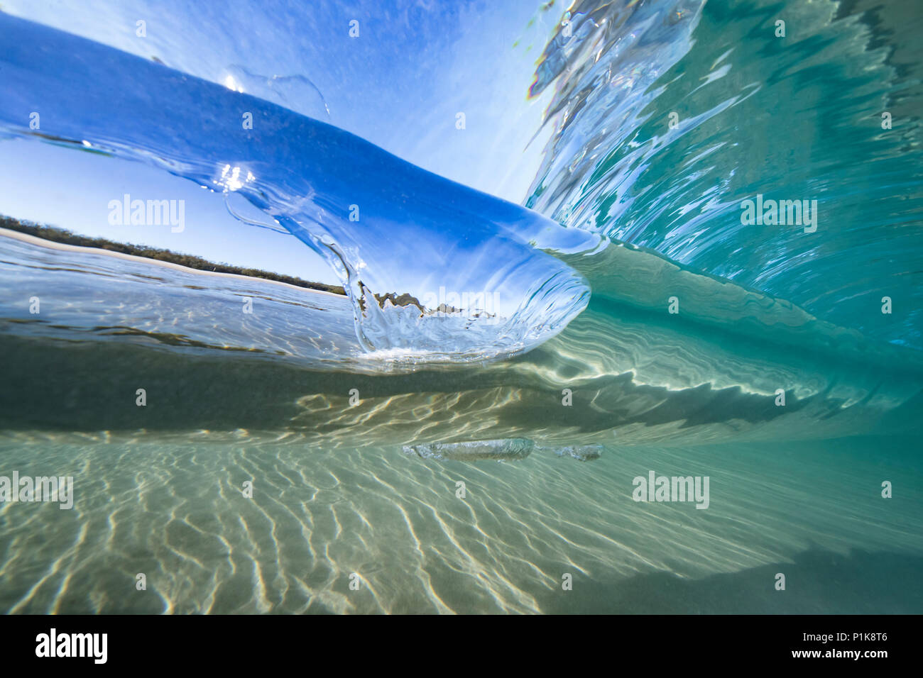Vue sous-marine d'une onde de rupture dans l'océan, Queensland, Australie Banque D'Images