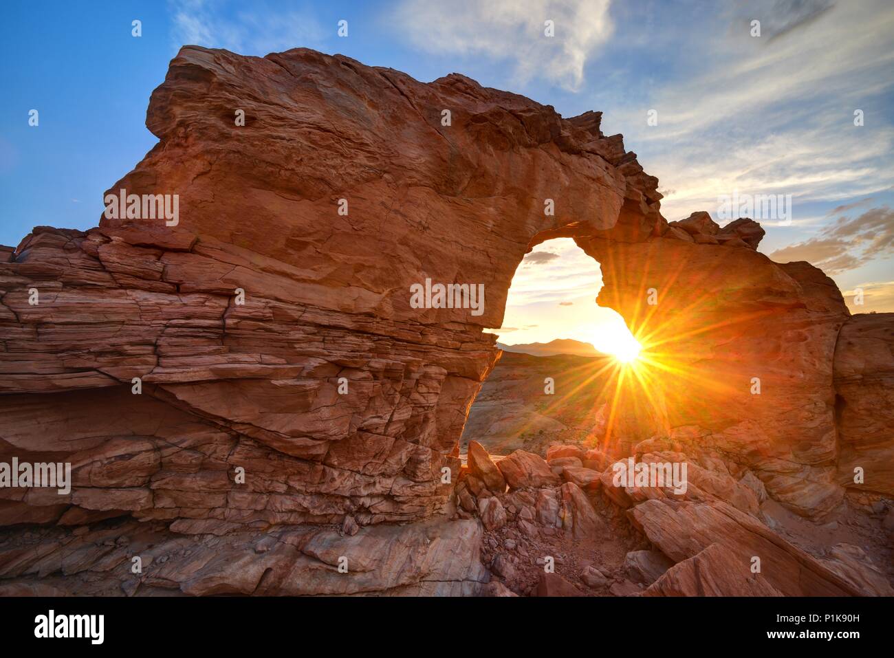 Coucher de soleil à travers Arsenic Arch près de Hanksville, Utah, États-Unis Banque D'Images
