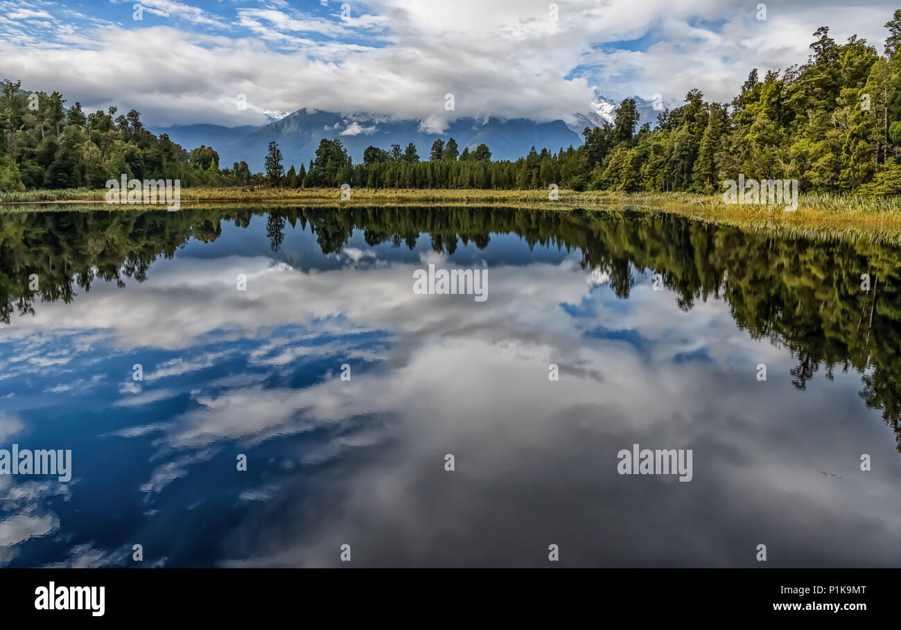 Réflexions de la forêt dans la région de Lake Matheson, île du Sud, Nouvelle-Zélande Banque D'Images