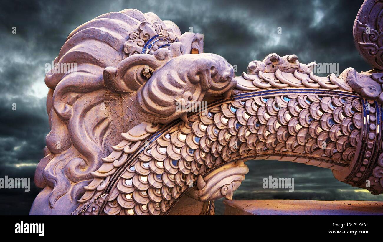 Close-up of a lion et serpent détail sculpture de Temple, la province de Khon Kaen, Thaïlande Banque D'Images