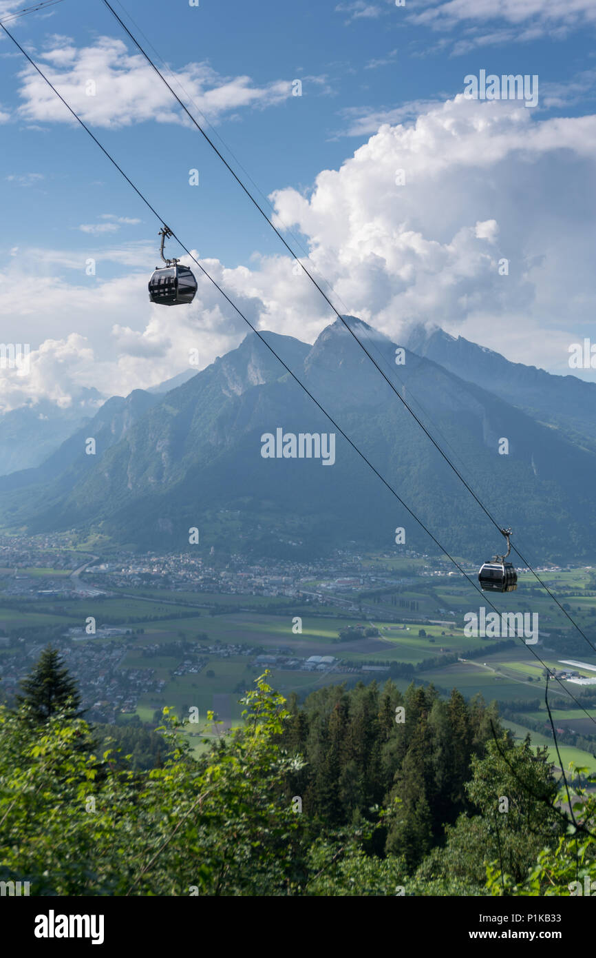 Chemin de câble et vue panoramique de paysage de montagne en Suisse Banque D'Images