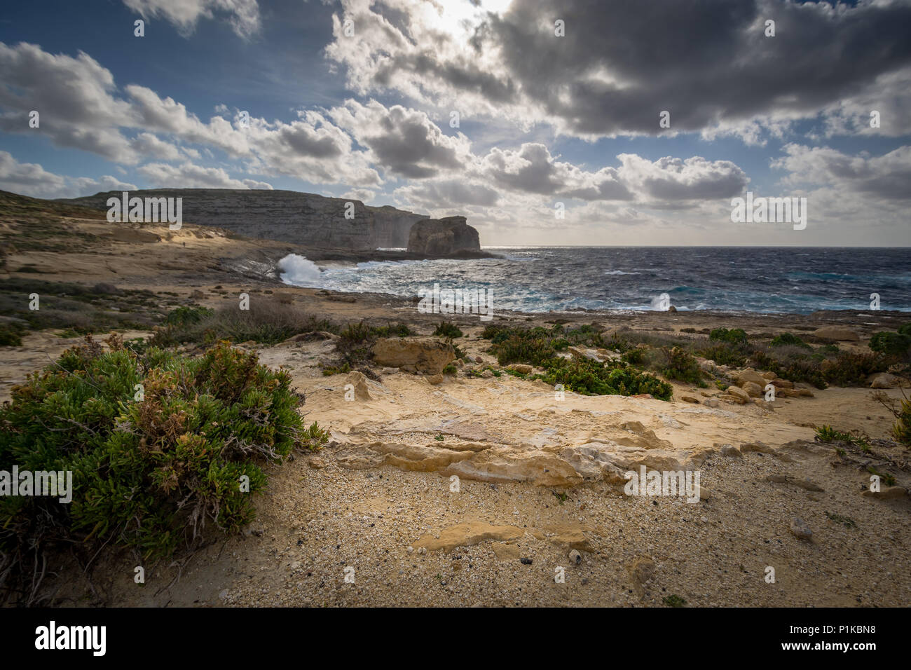 Fungus Rock. Dwejra Bay sur la côte ouest de l'île maltaise de Gozo. L'hiver, jour de grand vent. Banque D'Images