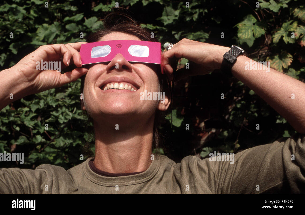 Femme profiter de la visualisation de l'éclipse de soleil en portant des lunettes Banque D'Images