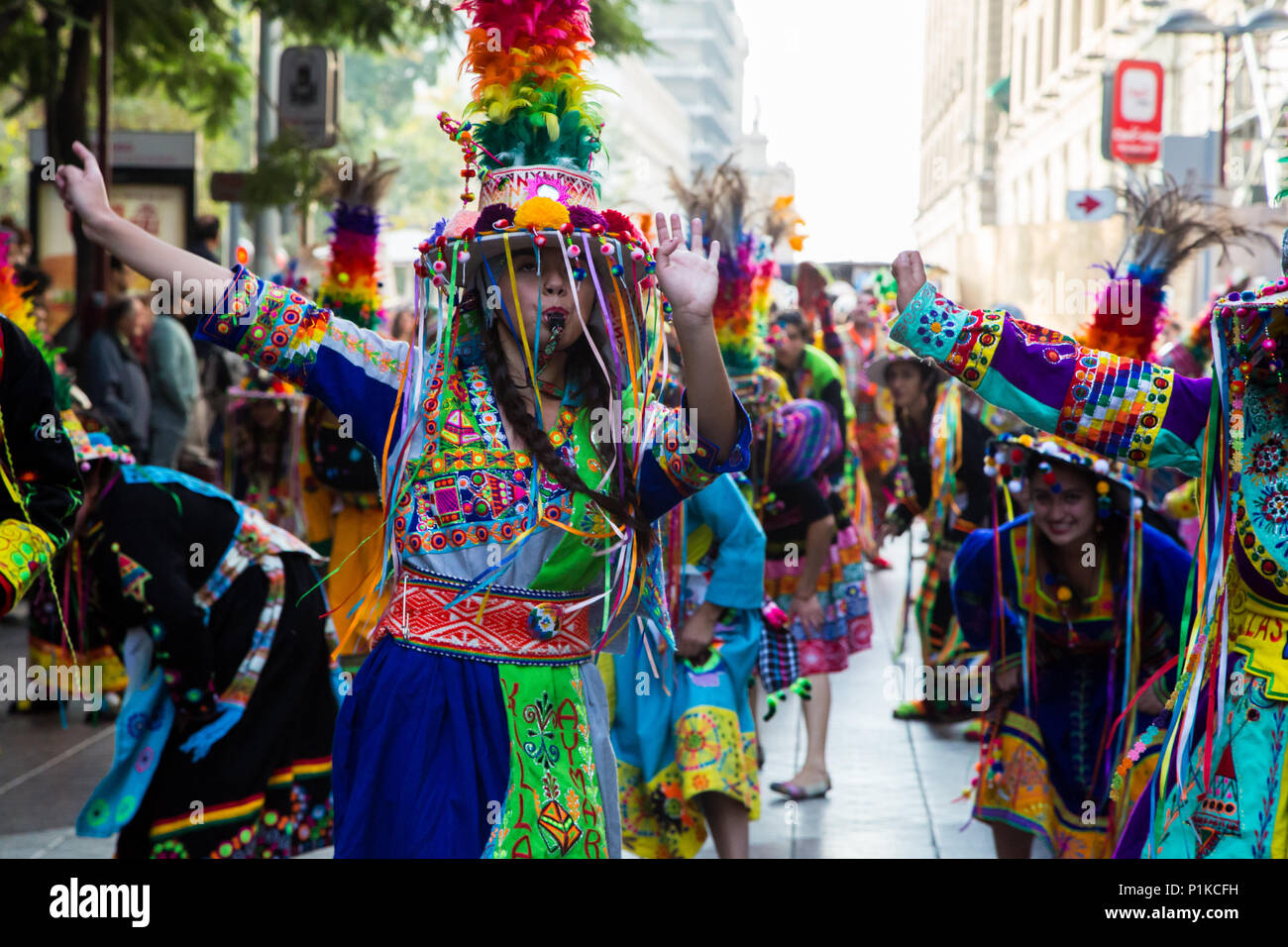 Célébrer les danseurs sur mesure et l'histoire des Andes chiliennes dans un défilé près de la Plaza de Armas à Santiago, Chili. Banque D'Images