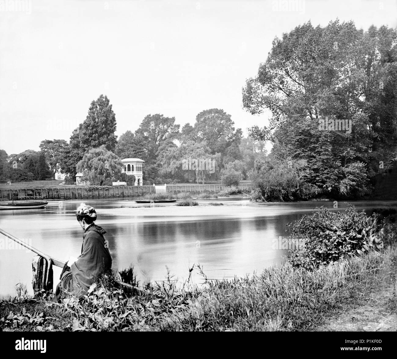 Femme attendant la tête des rails sur Ferry la Tamise, Isleworth, Londres, c1860-c1899. Artiste : Henry raillerie. Banque D'Images