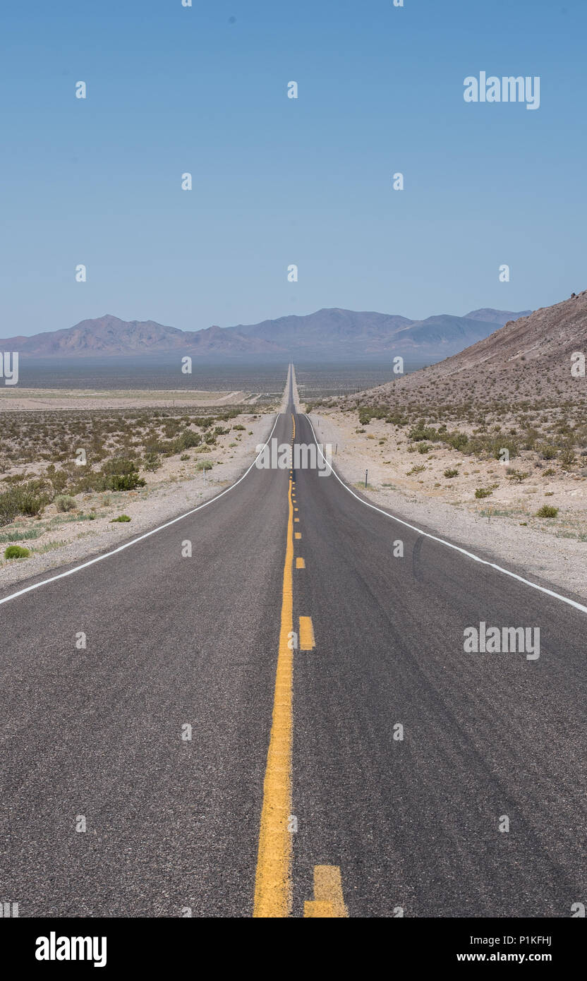 Longue route d'entrée du désert dans la vallée de la mort de Beatty,  Nevada, NV EN FRANCE Photo Stock - Alamy