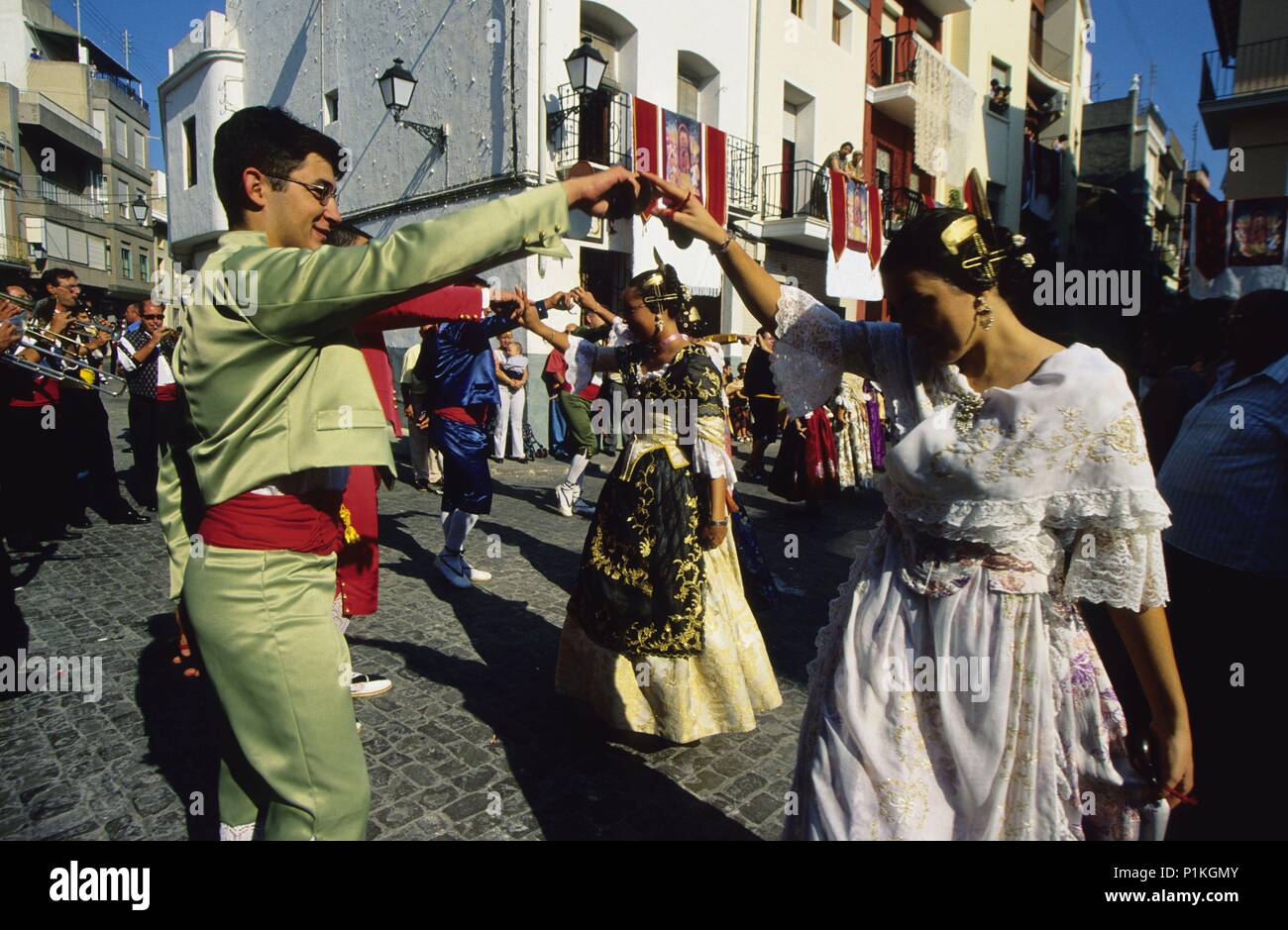 Algemesí, "Fiesta Mayor" (une grande fête) ; 'Llauradors' (ferme) la danse. Banque D'Images