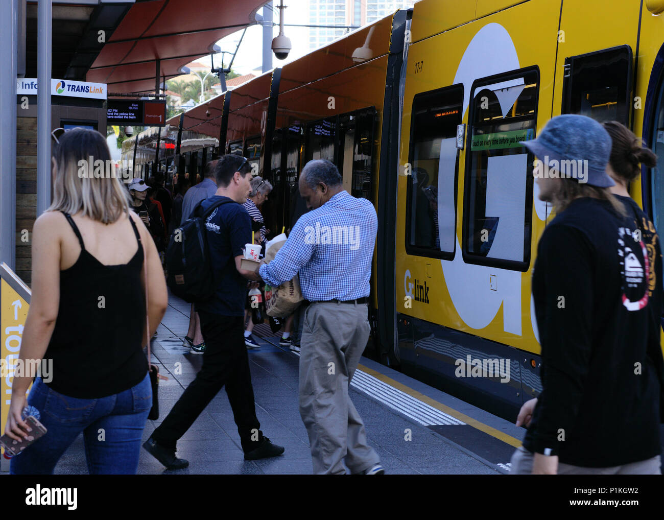 Les gens à l'embarquement et au débarquement Cavill Avenue Gare de Glink tram ou métro léger de Gold Coast, Gold Coast Australie Banque D'Images