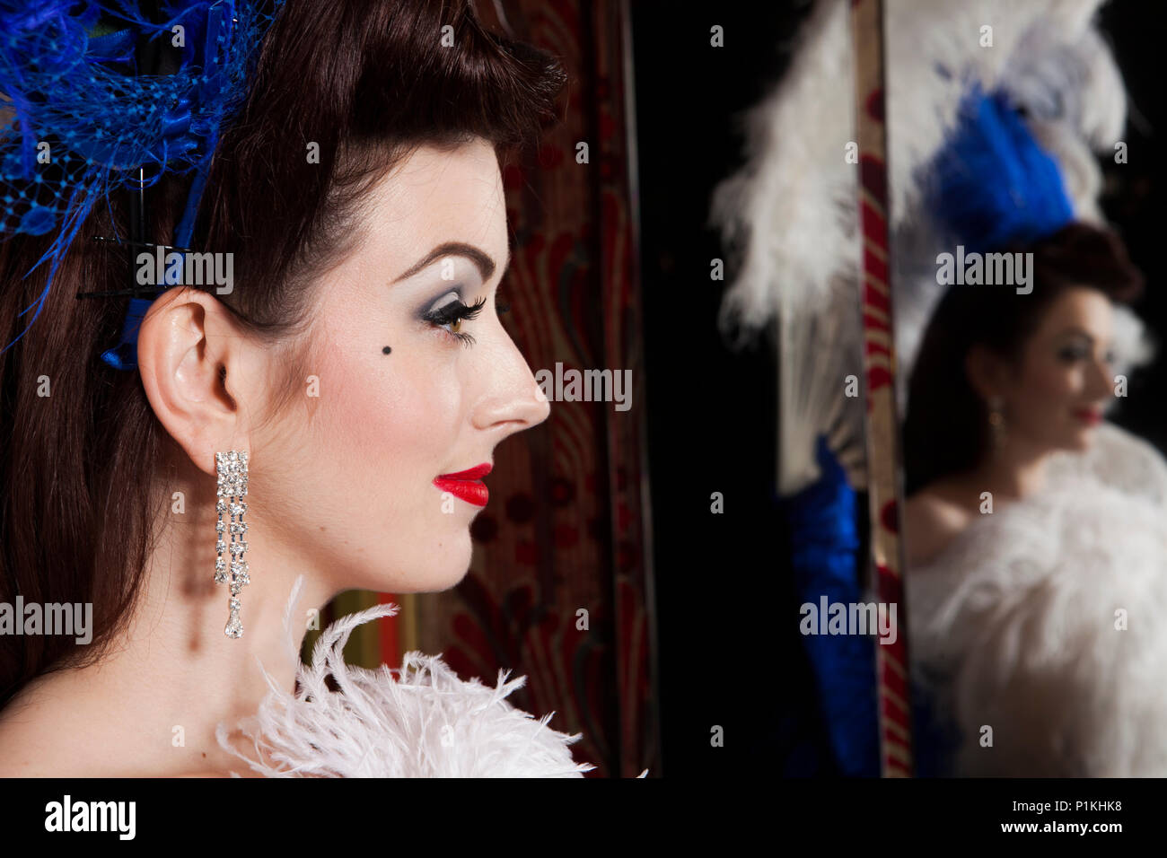 Artiste Burlesque Polly Rae chez Madame Jojos, le port de tête en plumes bleu et bleu robe corset, Londres. Banque D'Images